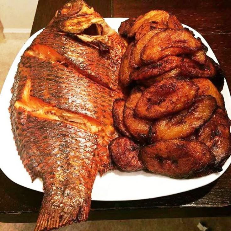 Eja. Plantain. Tun ṣe.